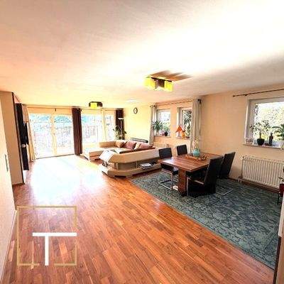 Helles Wohnzimmer mit Essbereich