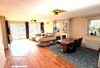 Helles Wohnzimmer mit Essbereich