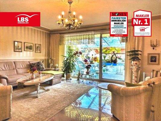 Wohnzimmer mit Pool- und Terrassenblick