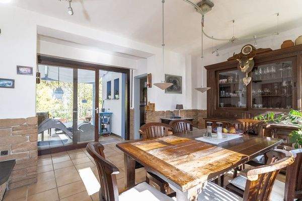 Essbereich mit zugang auf die Terrasse