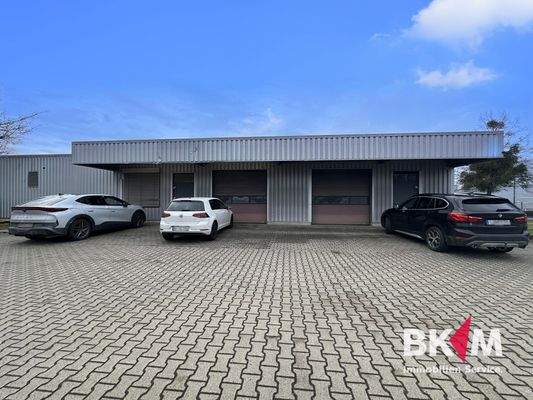 Einfahrt mit Empfangsbereich