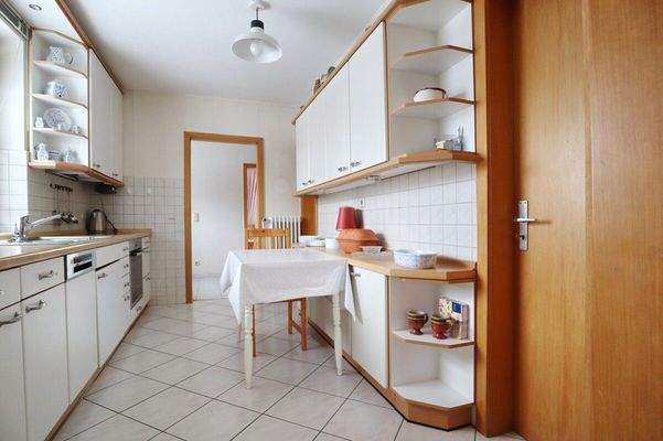 Küche mit Blick in den Flur