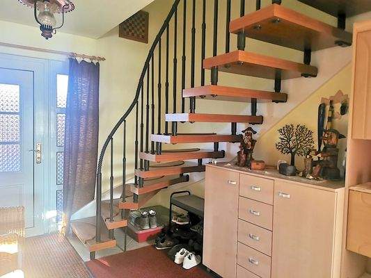 Mit Treppenaufgang