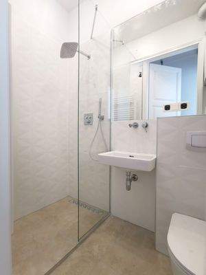 Badezimmer mit Dusche