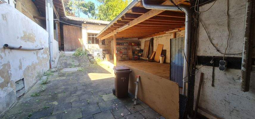 Hofeinfahrt - viel Platz für Fahrzeuge (2).jpg