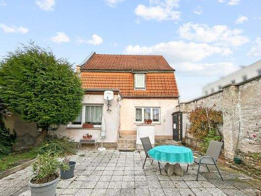 Hausrückseite mit Terrasse