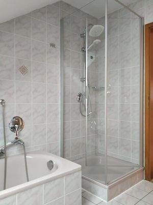 Badzimmer mit Wanne und Dusche