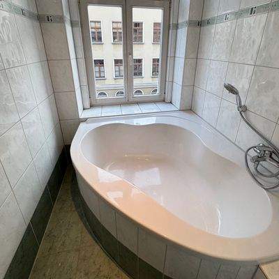 Helles Badezimmer mit Fenster