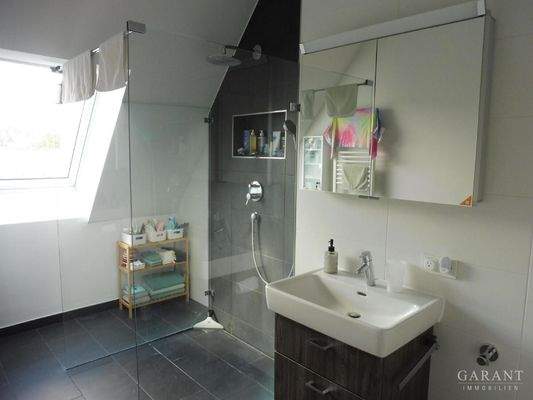 11 OG-Badezimmer mit Dusche