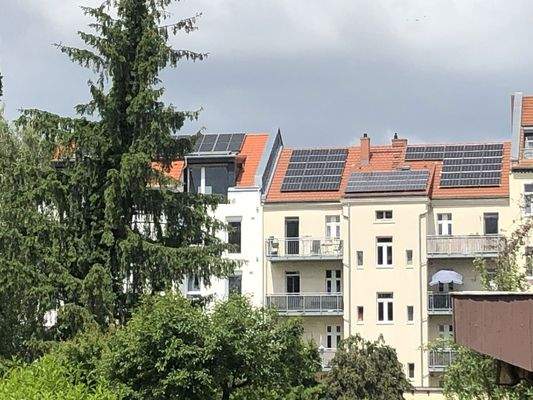 Gartenseite mit Solaranlage