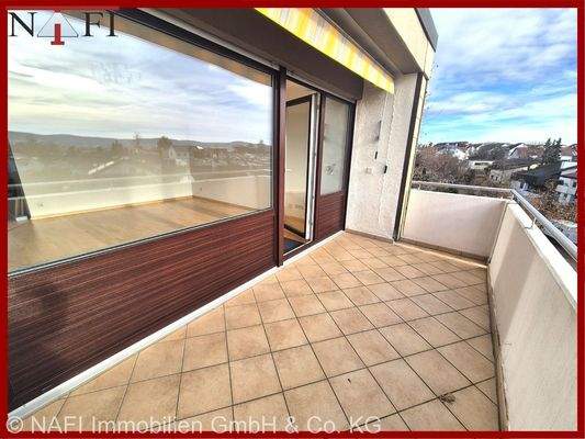 großer Balkon am Wohnzimmer