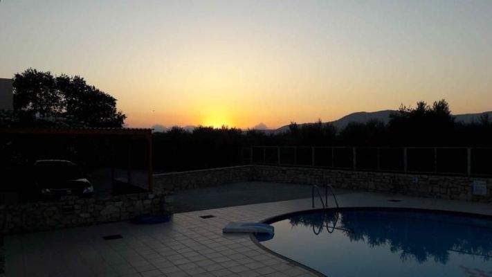 Kreta, Asprouliani: Stilvolles 3-Zimmer-Haus in einer Wohnanlage zu verkaufen