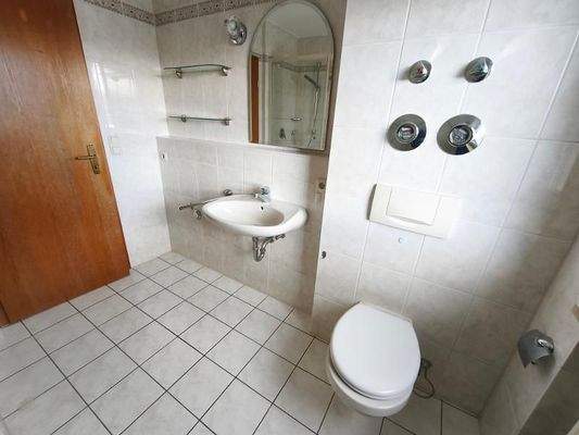 Bad mit Badewanne und Dusche Bild 3