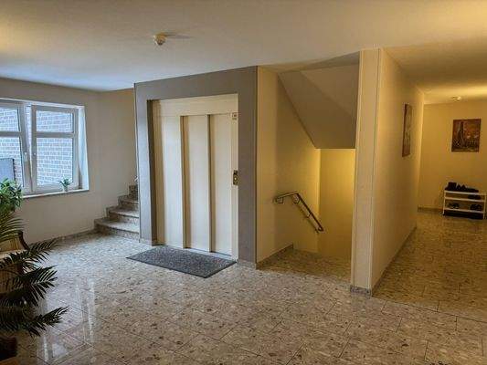 Hausflur mit Fahrstuhl