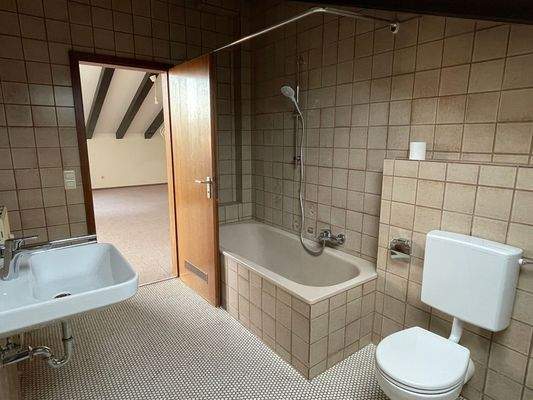 Dachgeschoss-Badezimmer 1