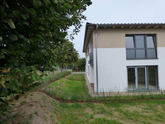 Gartenanteile getrennt durch Hecke