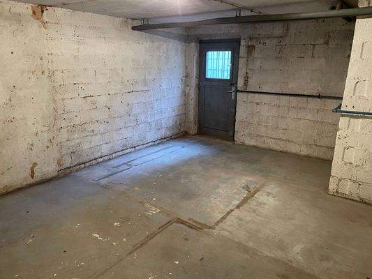 Kellerraum mit Ausgang zum Garten 