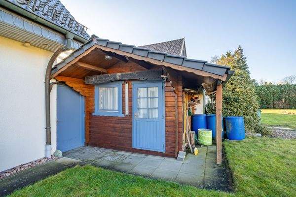 Für Gartenutensilien steht ein praktisches Gartenhaus zur Verfügung.