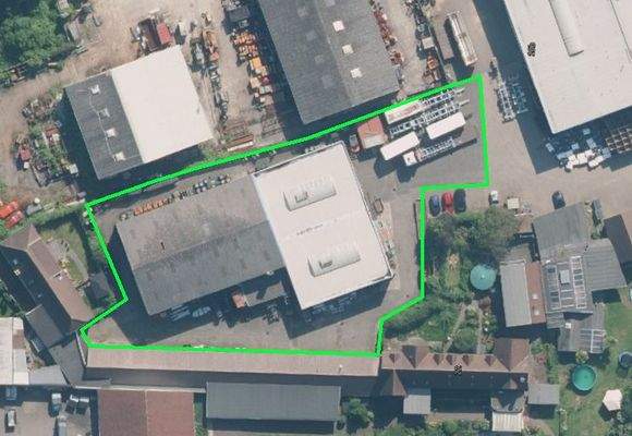 Luftbild Halle mit Rahmen