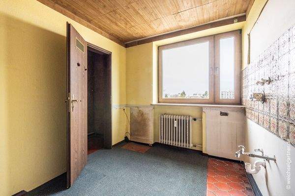 Küche mit Speisekammer