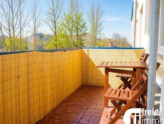 Balkon mit Weitblick (KI - generiert)