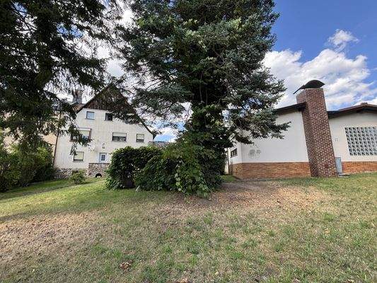 Grundstück und beide Bestandsgebäude