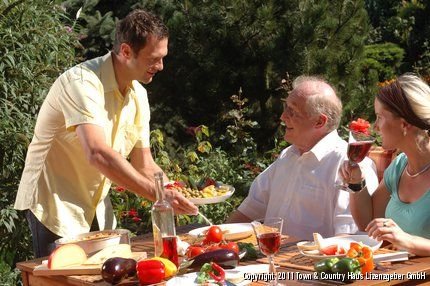 Grillen der Familie im Garten