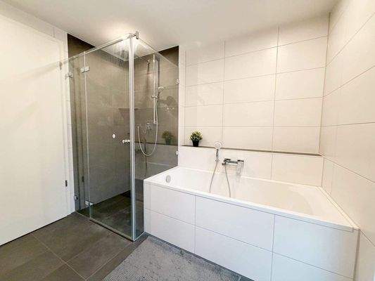 Badezimmer mit Dusche und Wanne