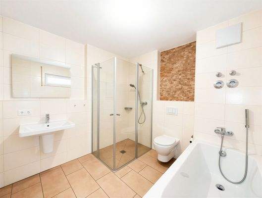 Großes Badezimmer mit Tageslicht