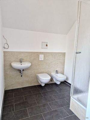 modernes Bad mit Bidet