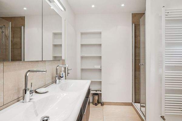 Badezimmer mit Durchgangsmöglichkeit zum Schlafzimmer