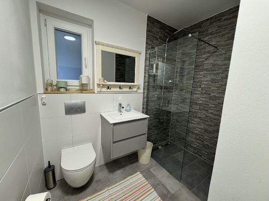 Modernes Bad im Erdgeschoss