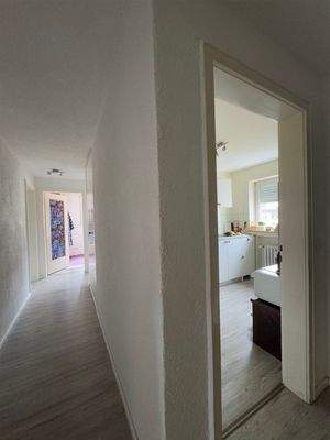 Flur mit Blick in Küche und Richtung Schlafzimmer