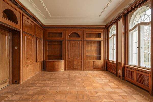 Salon mit einmaliger Holzvertäfelung und Einbausch