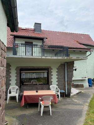 überdachter Freisitz / darüber Terrasse