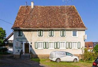 Das Haus von vorne mit Parkmöglichkeiten