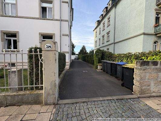 Einfahrt - Schöne 3-Raum Wohnung mit Bdewanne in Löäbtau !!!