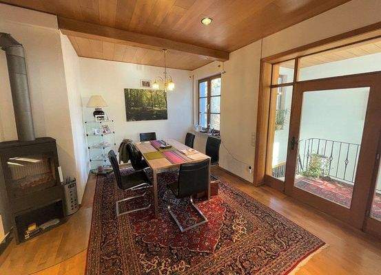 Eingang OG mit Esszimmer und Kaminofen 