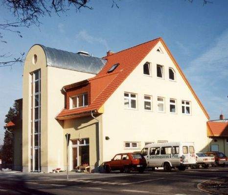 Nachbar: Reisebüro rechts im EG 