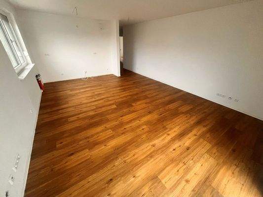 Wohnzimmer mit offener Küche