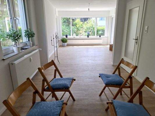 Blick vom Ess- in den Wohnbereich