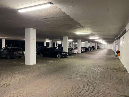 Tiefgaragenparkplatz bei Nacht