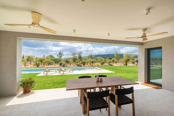 Terrasse mit Blick auf den Pool