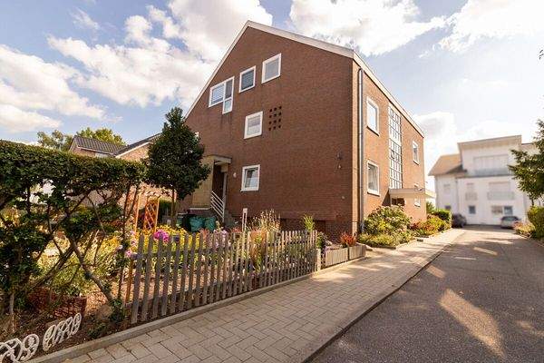 Rückwärtige Fassade + Garten Haus 1a