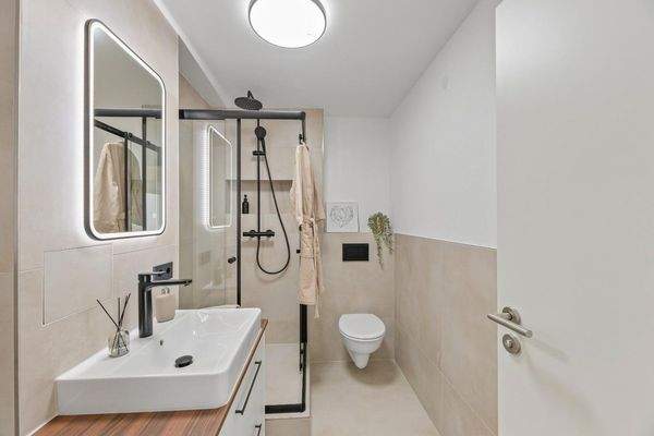 Modernes Bad mit großer Dusche