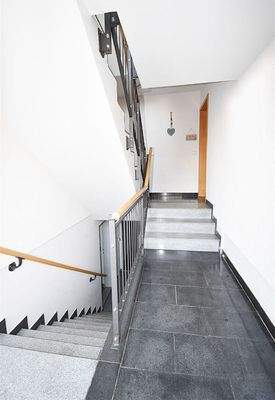 Treppenhaus mit hochwertigen Granitbelägen