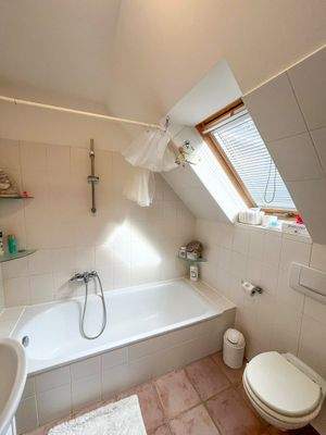 Tageslichtbad mit Badewanne und Waschmaschinenanschluss