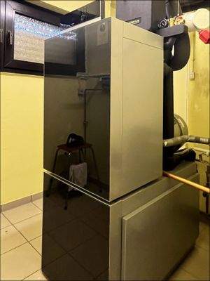 Die effiziente Öl-Brennwerttherme wurde erst 2022 eingebaut