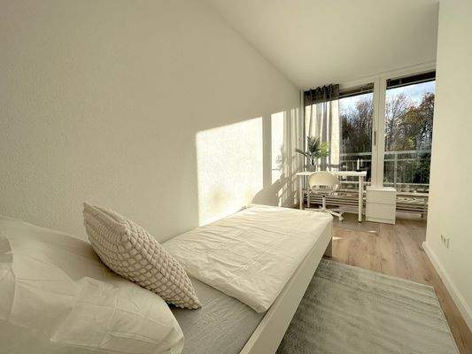 Helles WG-Zimmer mit Balkon