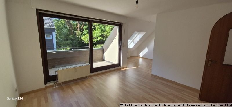 Blick im Wohnzimmer zum Balkon und zum Essplatz_co